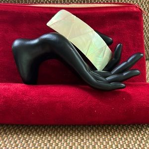 Pretty 4” mother of pearl barrette. Do pretty in hair!